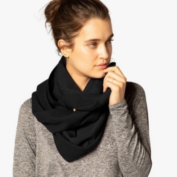 Beyond Yoga black Infinity scarf - Picture 12 of 13